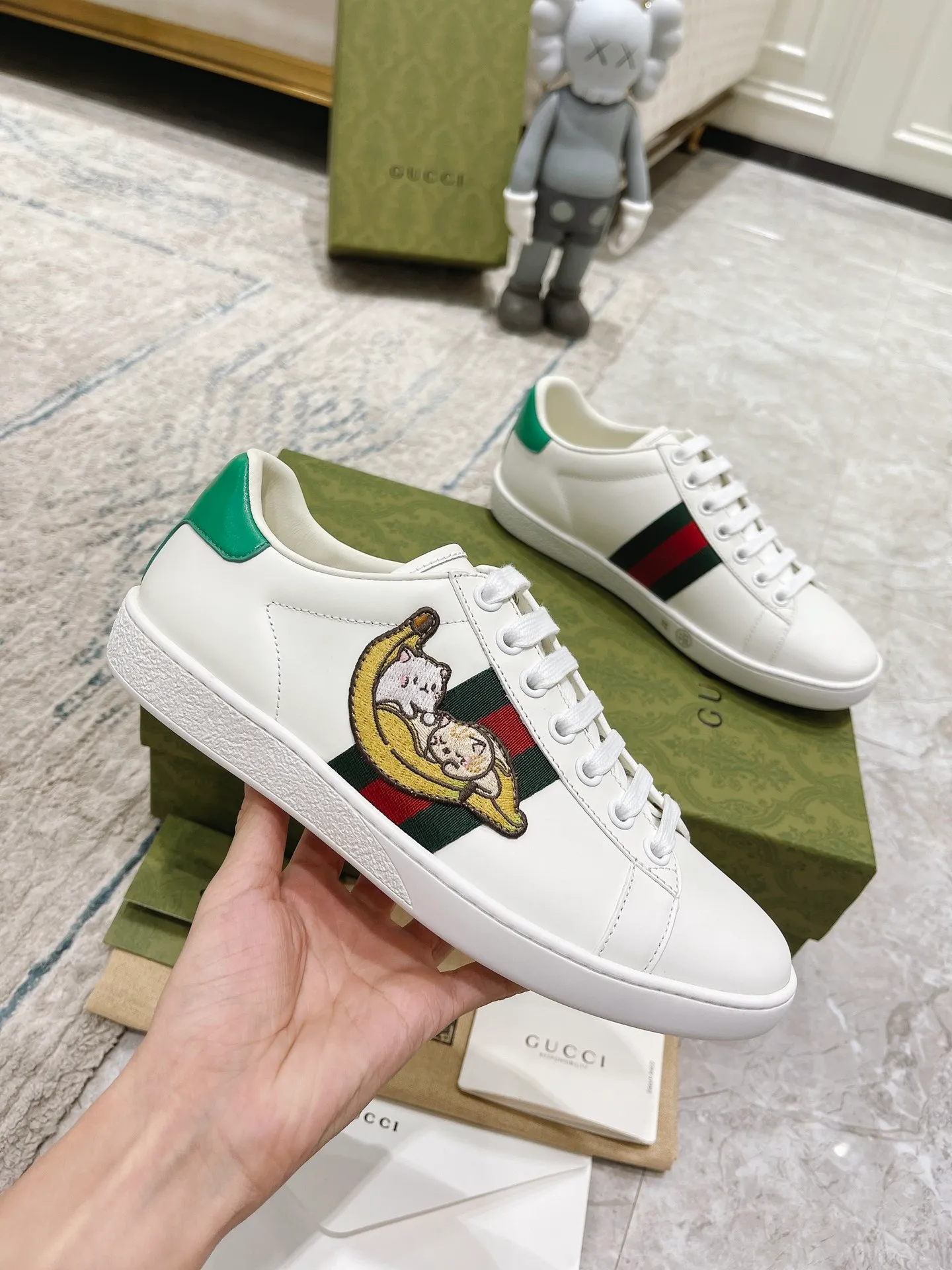 👟👟Ex-factory price 440👟👟 Women's shoe factory GUCCi's latest anti-counterfeiting line classic sports lace-up white shoes for couples ☝︎57 layouts of the whole series are shipped with high quality★ Color matching is being updated continuously... 🔥Look for our upgraded version quality, original mold opening ✔️Original last shape ✔ Everything is authentic from the inside out🥊 🍬Material: 🔸The upper is made of Italian cowhide imported from the original factory. The comfort and softness are higher than ordinary cowhide from domestic factories. ➕Full cowhide lining and foot pads. The lining adopts the same lasting method as the original. The midsole is also printed with double G and the insole is also original molded. 3D craftsmanship❗️Different from ordinary products in the market❗️➕The outsole adopts the original high-density one-to-one sole➕⚠️The snakeskin tail is consistent with the authentic color, and the real snakeskin is a small piece➕🗯The embroidered patches are also authentic. After disassembly, each color comparison is accurate before shipment‼ ️ Shoe size: Female 35-40 Male 39-44